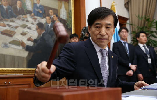 이주열 한국은행 총재가 14일 서울 남대문로 한국은행에서 열린 금융통화위원회에 참석해 의사봉을 두드리고 있다. 유동일기자 eddieyou@